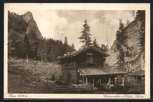 AK Gamsecker Hütte, Hüttenansicht mit Menschen vor dem Eingang