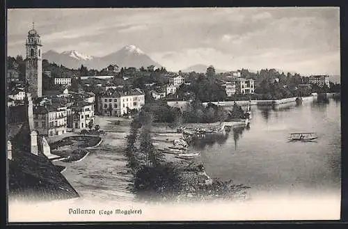 AK Pallanza, Lago Maggiore, Schiffe an der Uferpromenade, Blick zur Kirche