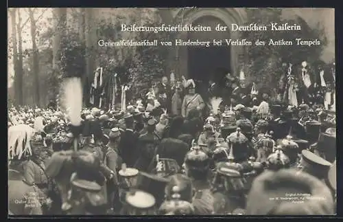 AK Potsdam, Beisetzungsfeierlichkeiten der Deutschen Kaiserin, von Hindenburg bei Verlassen des antiken Tempels