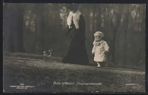 AK Prinz Wilhelm von Preussen, zur Morgenpromenade mit seiner Mutter im Park