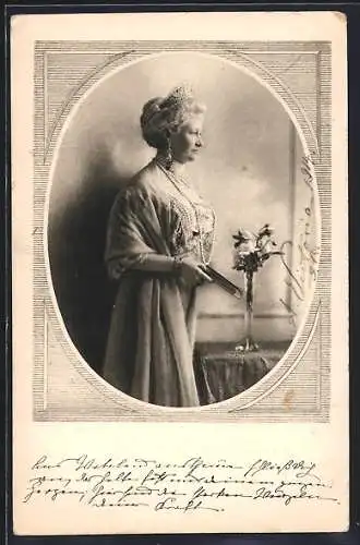 AK Kaiserin Auguste Victoria, Portrait mit Blumenvase