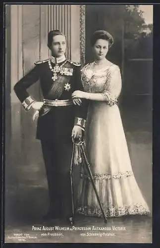 AK Prinz August Wilhelm von Preussen mit Orden und Degen nebst Prinzessin Alexandra Victoria im schönen Kleid