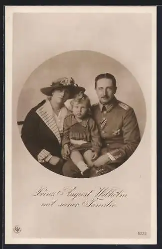 AK Prinz August Wilhelm von Preussen in Uniform mit Orden im Kreise seiner Familie