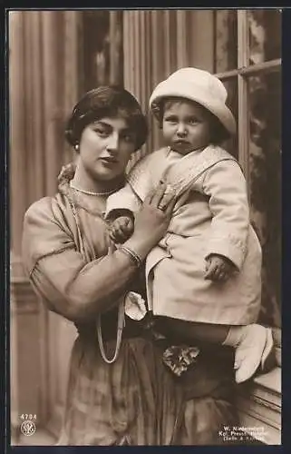 AK Prinzessin August Wilhelm von Preussen, mit dem Sohn Alexander Ferdinand auf dem Arm