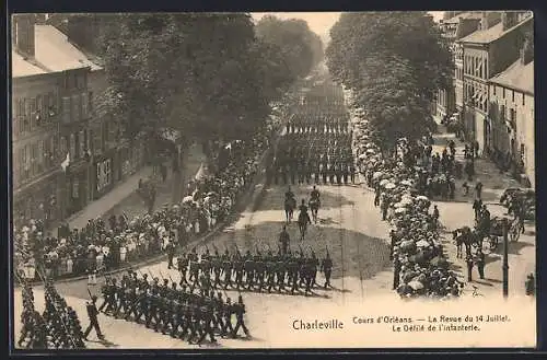 AK Charleville, Cours d`Orleans, Revue du 14 Juillet, Defile de l`Infanterie, Soldaten paradieren