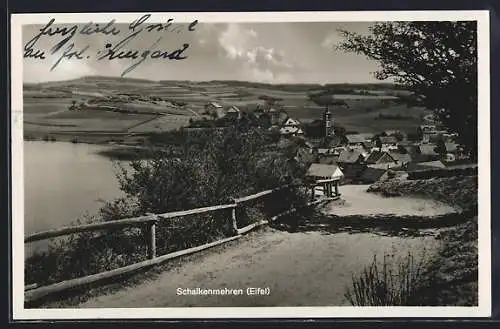 AK Schalkenmehren / Eifel, Panoramablick mit Ortseigangsstrasse