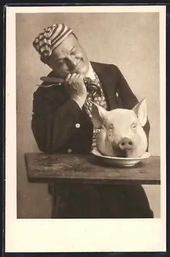 AK Übergewichtiger Mann mit Schweinekopf auf dem Teller