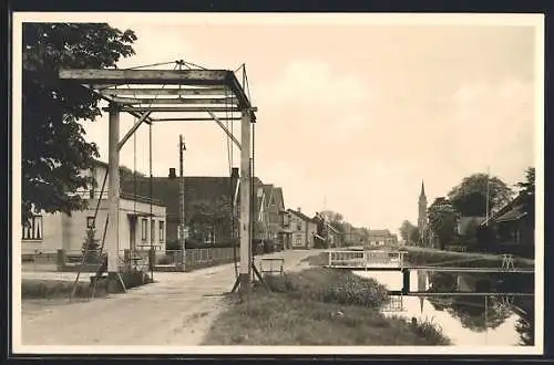 Foto-AK Westrhauderfehn /Ostfr., Uferpartie mit Brücke