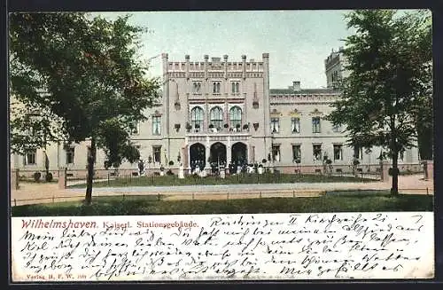 AK Wilhelmshaven, Matrosen vor dem Kaiserl. Stationsgebäude