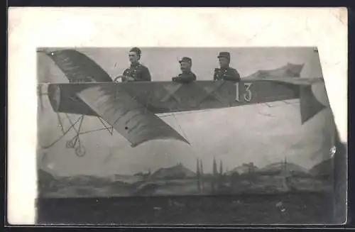 Foto-AK Drei Soldaten im Flugzeug, Studiokulisse