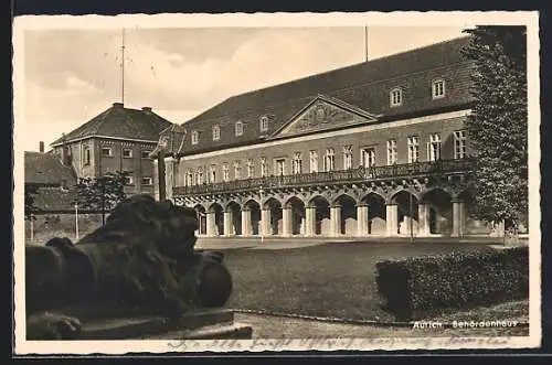 AK Aurich / Ostfriesland, Behördenhaus mit Löwen-Statue