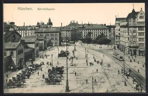 AK München, Bahnhofsplatz mit Droschkenparkplatz und Strassenbahn