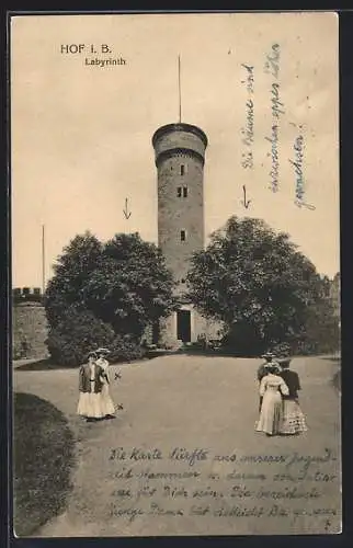 AK Hof i. B., Labyrinth, Spaziergänger am Aussichtsturm