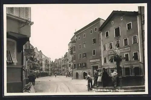 AK Rattenberg /Tirol, Strassenpartie mit Geschäften und Brunnen