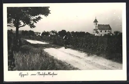 AK Oggau am Neusiedlersee, Landstrasse mit Kirche