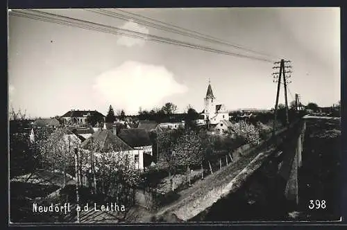 AK Neudörfl a. d. Leitha, Landstrasse mit Kirche