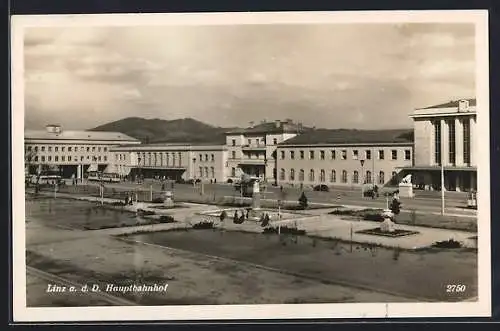 AK Linz a. d. D., Hauptbahnhof mit Anlagen u. Bergpanorama aus der Vogelschau