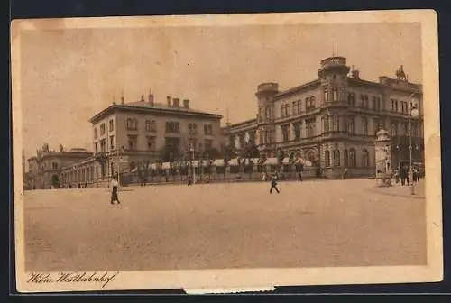 AK Wien, Westbahnhof von der Strassenkreuzung aus, Lifasssäule