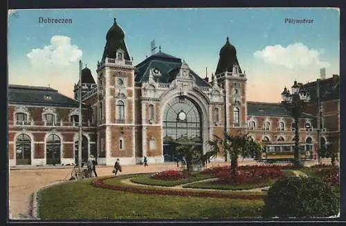 AK Debrecen-Debreczin, Pályaudvar, Bahnhof und Passanten