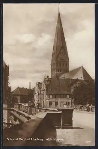 AK Lüneburg, Altbrückertor mit Gasthaus zur Eisenbahn und Kirche