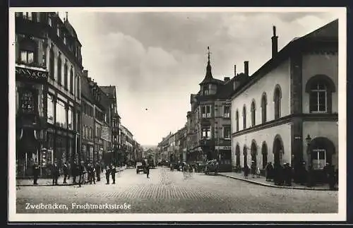 AK Zweibrücken, Fruchtmarktstrasse mit Leuten, Haus Sinn & Co.