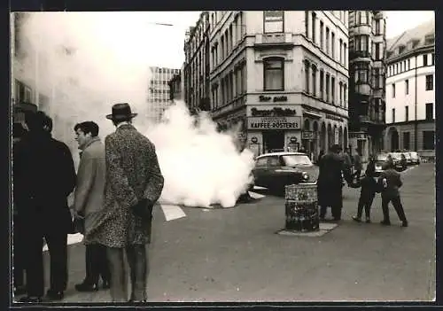 Foto-AK Hamburg, Qualmender Gulli vor der Kaffee-Rösterei, Sturmflut 1962