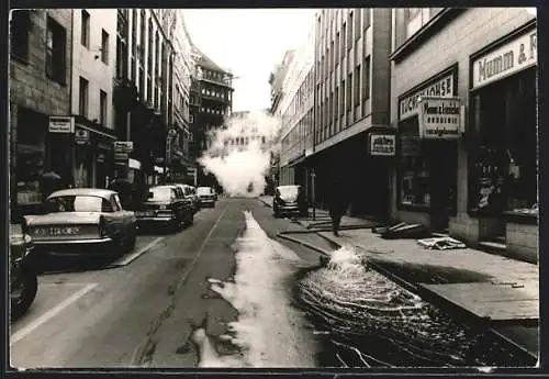 Foto-AK Hamburg, Übersprudelnder Gulli vor der Drogerie Mumm & Frerichs, Sturmflurt 1962