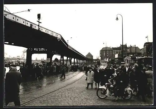 Foto-AK Hamburg, Menschenmenge am Hafen vor der Sturmflut 1962