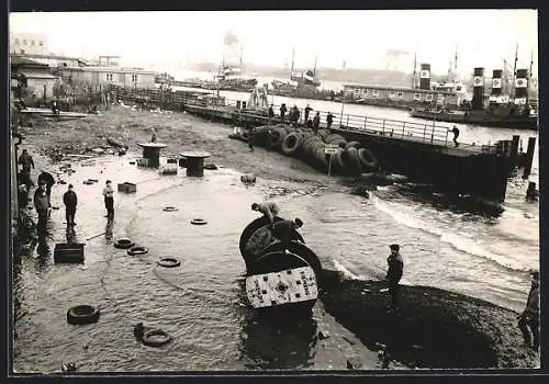 Foto-AK Hamburg, Betriebsgelände am Hafen wird langsam überschwemmt, Sturmflut 1962