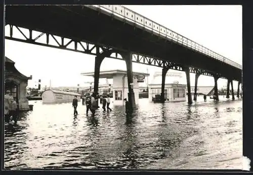 Foto-AK Hamburg, Esso-Tankstelle an der Hochbahn unter Wasser, Sturmflut 1962