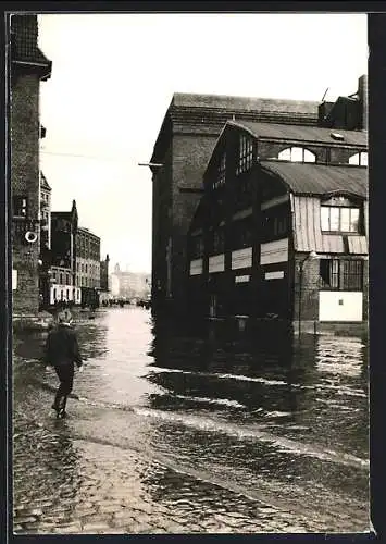 Foto-AK Hamburg, Kind in Gummistiefeln stapft durch überschwemmte Strasse, Sturmflut 1962