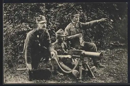 AK Drei österreichische Soldaten in Uniform an einem Maschinengewehr