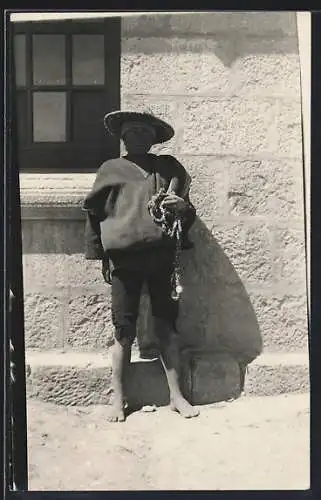 Foto-AK Junger Indio lehnt an einer Hauswand