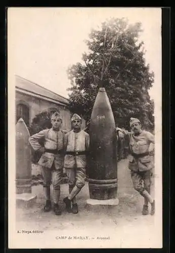 AK Camp de Mailly, Arsenal, französische Artilleristen posieren neben Geschoss Kaliber 520mm