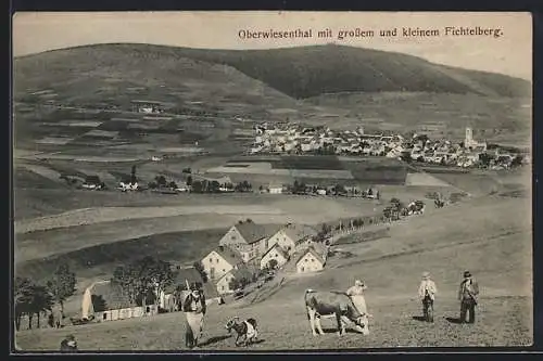 AK Oberwiesenthal, Ortsansicht mit grossem und kleinem Fichtelberg