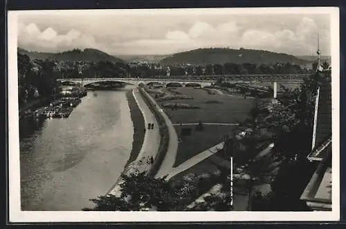 AK Saarbrücken, Saarpartie mit 70er-Denkmal und Bismarckbrücke