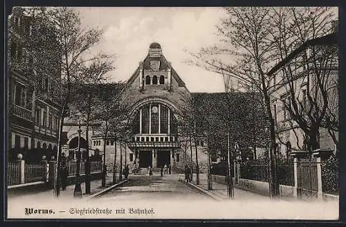 AK Worms, Siegfriedstrasse mit Bahnhof