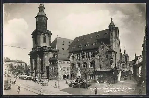 AK Worms, Dreifaltigkeitskirche und Cornelianum mit Strasse, Marktständen, Denkmal