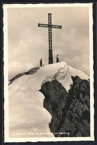 AK Salzburg, Gelereck am Untersberg, Bergsteiger beim Gipfelkreuz