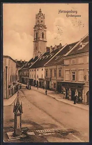 AK Herzogenburg, Kirchengasse mit Brunnen und Geschäften