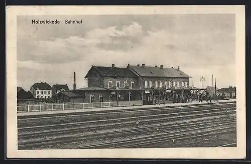 AK Holzwickede, Bewohner warten am Bahnhof auf ihren Zug