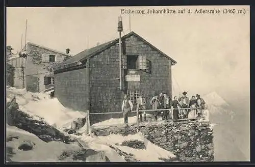 AK Erzherzog Johannhütte, Bergsteiger vor der Berghütte auf der Adlersruhe