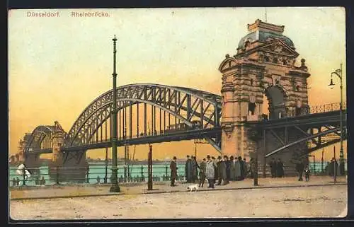 AK Düsseldorf, Rheinbrücke mit Bahn u. Besuchergruppe