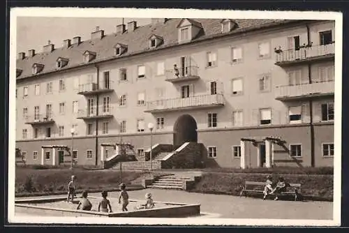 AK Wien, Gemeindebau Breitner-Hof mit Kindern im Sandkasten