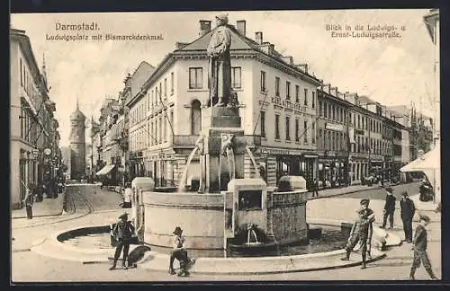 AK Darmstadt, Ludwigsplatz mit Bismarckdenkmal, Blick in Ludwigsstrasse und Ernst-Ludwigsstrasse