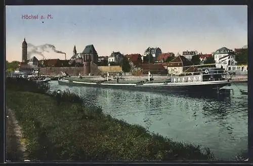 AK Frankfurt-Höchst, Binnenschiff / Frachter und Uferpartie am Main, Blick zur Kirche