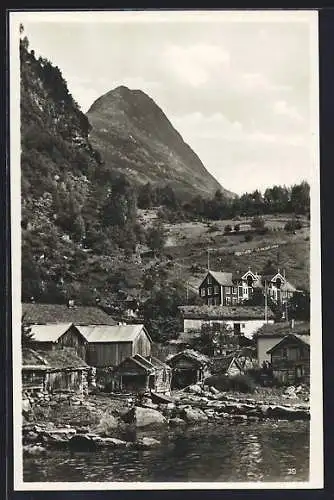 AK Geiranger, Merok, Ortspartie mit Berg