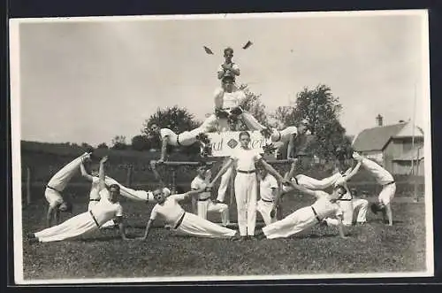 Foto-AK Turner posieren in Uniform, Pyramide