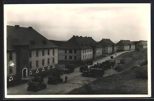 AK Baumholder, Camp de Baumholder, Strassenpartie mit Militärfahrzeugen aus der Vogelschau