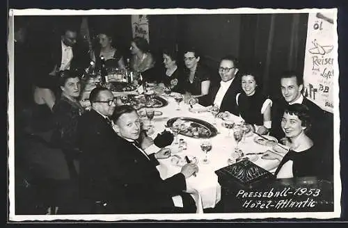 AK Hamburg-St.Georg, Hotel Atlantic, Presseball 1953, Tisch mit Gästen